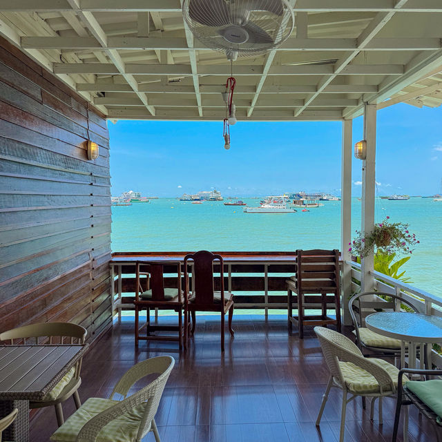 คาเฟ่ริมทะเลสุดชิล Vibes สวยดีต่อใจ #พัทยา 🥤🌊💙