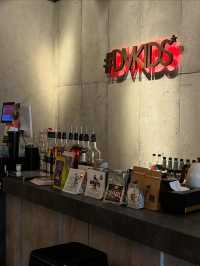 Dakids Cafe คาเฟ่สไตล์ลอฟต์โทนดาร์ก