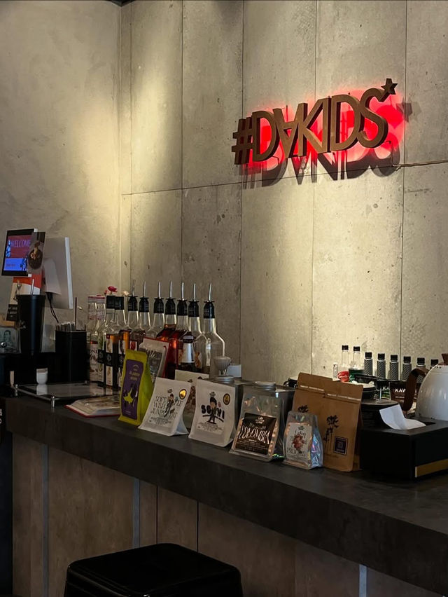Dakids Cafe คาเฟ่สไตล์ลอฟต์โทนดาร์ก
