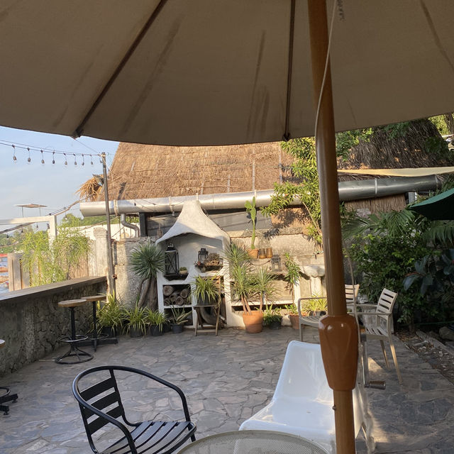 Little Town คาเฟ่ ศรีราชา – มุมพักผ่อนสไตล์อบอุ่น