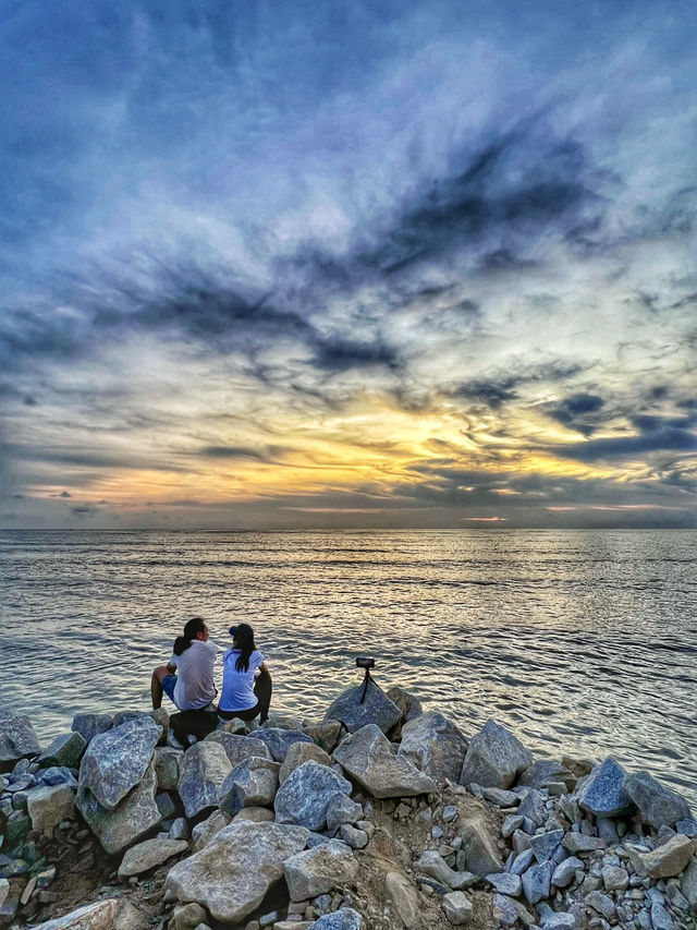Where the Sea Meets the Sky: Sunset Serenity at Pantai Malindo