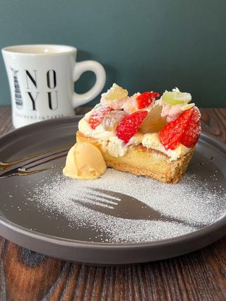 Popular Café in Fukuoka with Seasonal Fruit Cakes
