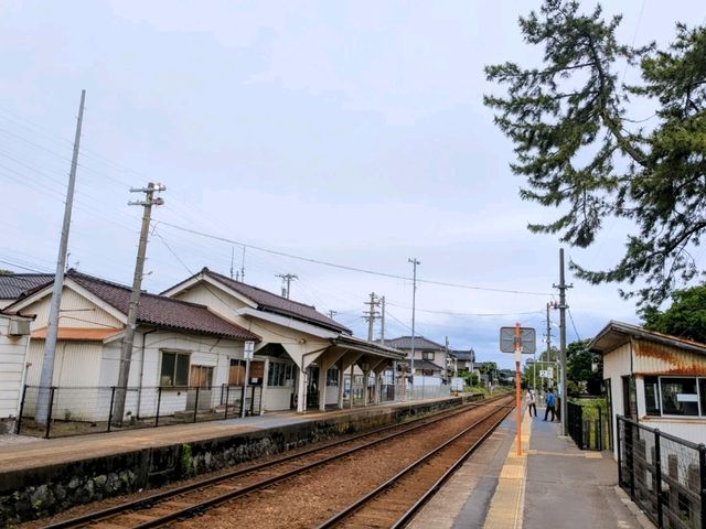 富山 | 雨晴海岸，冰見線上的壯闊海景。
