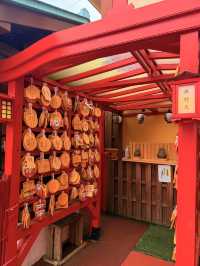 沖繩｜迷你千本鳥居與多彩達摩 城市裡一方心靈寄託-西來院
