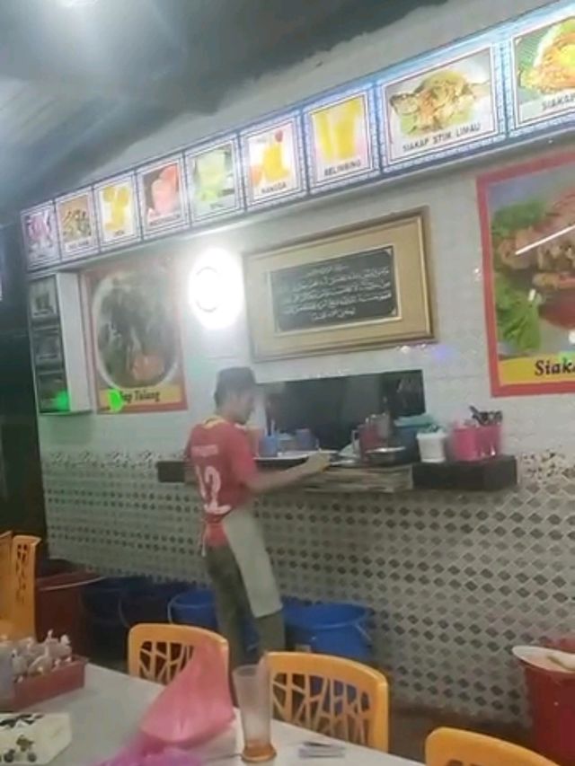 Itinerary: Restaurant Nikmat Tomyam Seafood - Tomyam Tasty in Alor Gajah Melaka, Malaysia