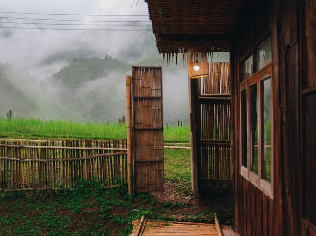 บ้านไม้หลังเล็กวิวภูเขาสีเขียว 🌿