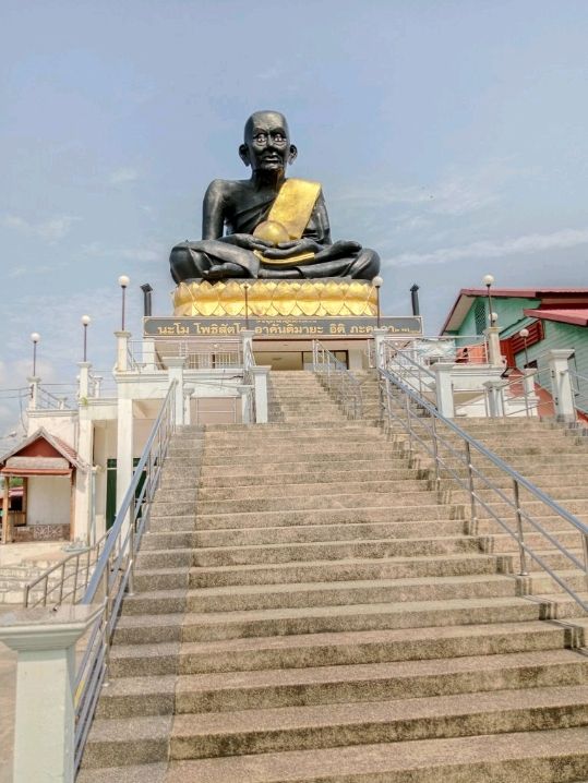 ชมความงามของพระปรางค์สามยอดที่หาดใหญ่ จังหวัดสงขลา