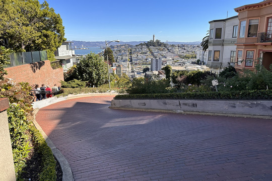 Lombard Street｜サンフランシスコの名物カーブ坂！花と街並みが美しい