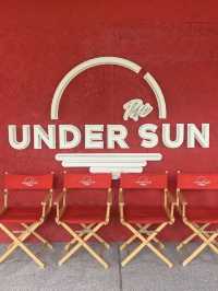 Under The Sun คาเฟ่สีแดงริมทะเล