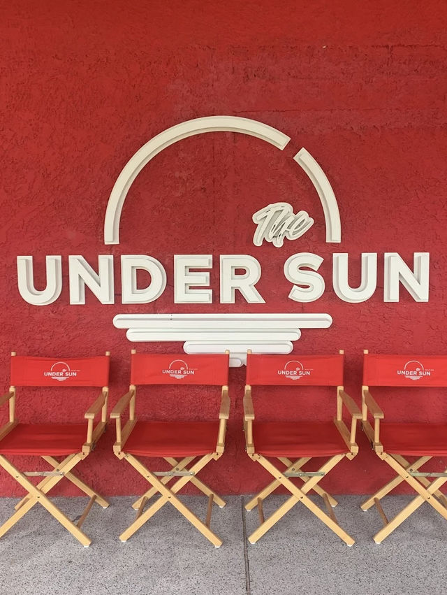 Under The Sun คาเฟ่สีแดงริมทะเล