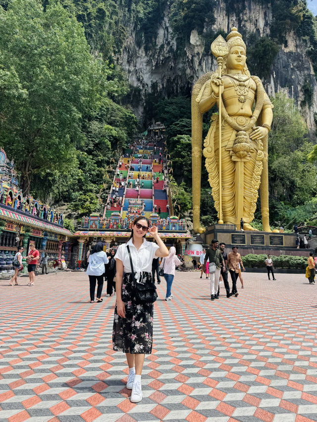 “Batu Caves: A Sacred Journey Just Outside Kuala Lumpur”🕌