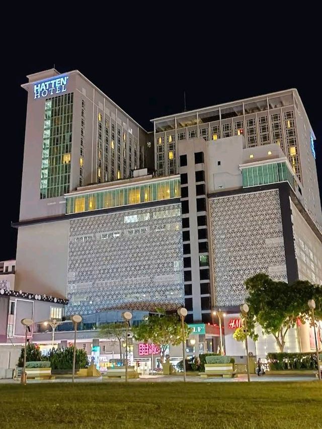 🏙️✨ Hatten Hotel Melaka – City Comfort in the Heart of Melaka!