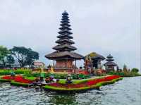 神秘の湖上寺院！バリの絶景スポット