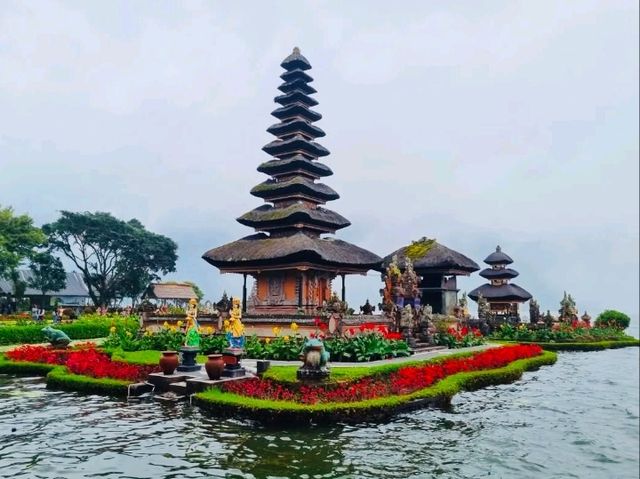 神秘の湖上寺院！バリの絶景スポット