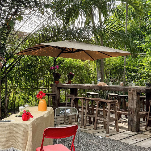 Calm and Coff Cafe • Rama 9, BKK 🌳🛖🥨🍵🍂 