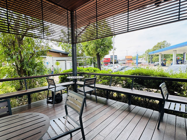 คาเฟ่ อเมซอล ปั๊ม ปตท. เก้าเส้ง