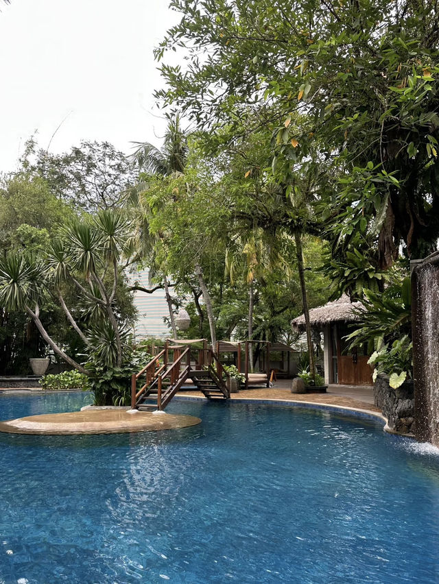 resort‑style ambiance, cozy rather than formal luxury experience  