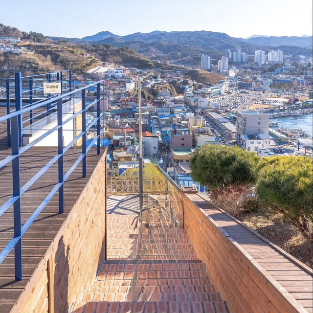 Donghae’s Hidden Gems: A Seaside & Street Art Adventure"** 🌊🎨