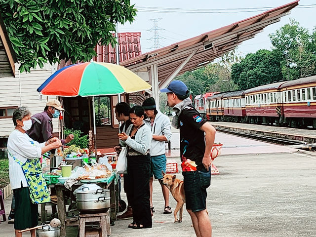 สถานีแม่เมาะจุดพักสำหรับมือเช้าในบรรยากาศท้องถิ่น