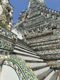 พระปรางค์ใหญ่ล้อมกรอบแสงเย็น – ลานกว้างหน้าวัด