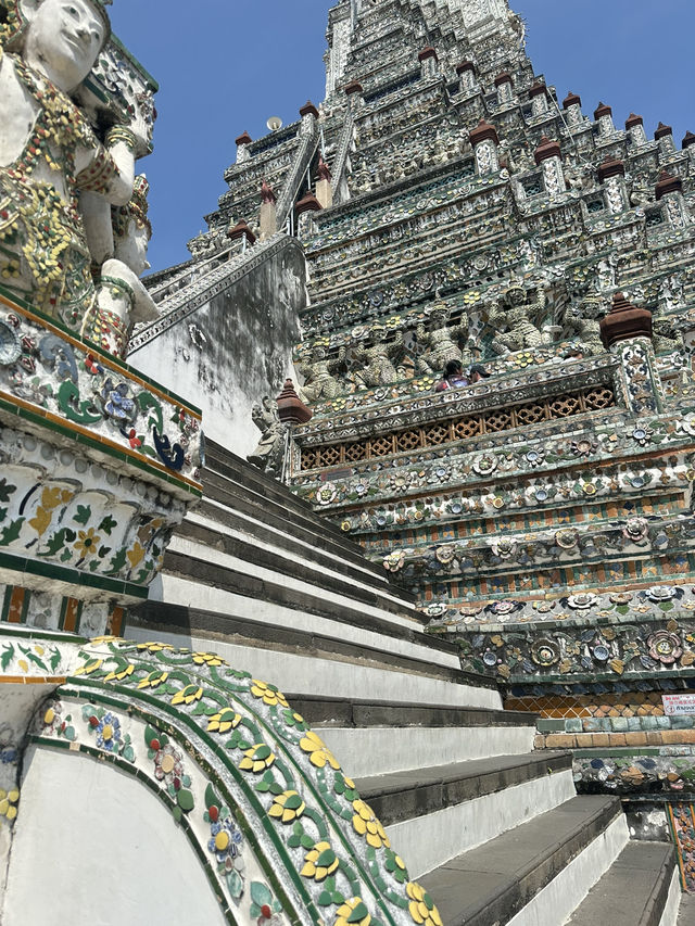 พระปรางค์ใหญ่ล้อมกรอบแสงเย็น – ลานกว้างหน้าวัด
