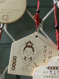 在台中北屯,靜靜座落著一方清幽的聖境──松竹寺,主祀「水流觀音」。寺廟因地勢依水而建,取其「水流不息、慈悲不絕」之意,寓意觀音大士的救苦慈航,永續不斷。  步入山門,松柏環繞,竹影搖曳,襯托著廟宇的古