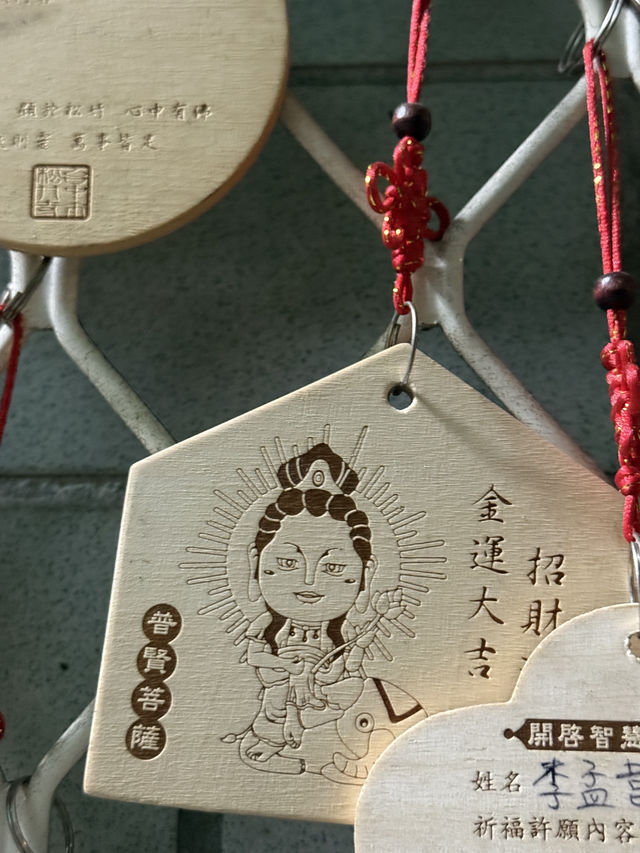 在台中北屯,靜靜座落著一方清幽的聖境──松竹寺,主祀「水流觀音」。寺廟因地勢依水而建,取其「水流不息、慈悲不絕」之意,寓意觀音大士的救苦慈航,永續不斷。  步入山門,松柏環繞,竹影搖曳,襯托著廟宇的古 在台中北屯,靜靜座落著一方清幽的聖境──松竹寺,主祀「水流觀音」。寺廟因地勢依水而建,取其「水流不息、慈悲不絕」之意,寓意觀音大士的救苦慈航,永續不斷。  步入山門,松柏環繞,竹影搖曳,襯托著廟宇的古