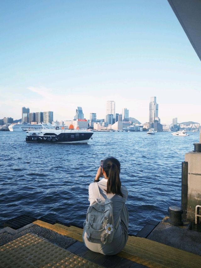 陽光下的繁華都市探索🌅🎡黃昏時分的中環碼頭