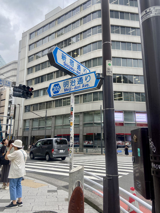 新宿白天街頭風情✨ 打卡哥斯拉雕像🔥 新宿白天街頭風情✨ 打卡哥斯拉雕像🔥