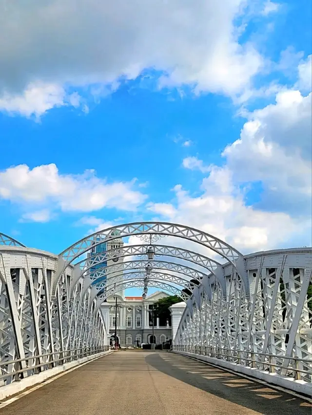 The timeless elegance of the Anderson Bridge in Singapore