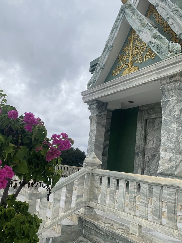วัดถ้ำสหายธรรมจันทร์นิมิต