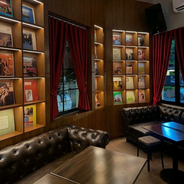 คาเฟ่สไตล์ยุโรป โซนนิมมาน : Co&Co Cafe and Bar.