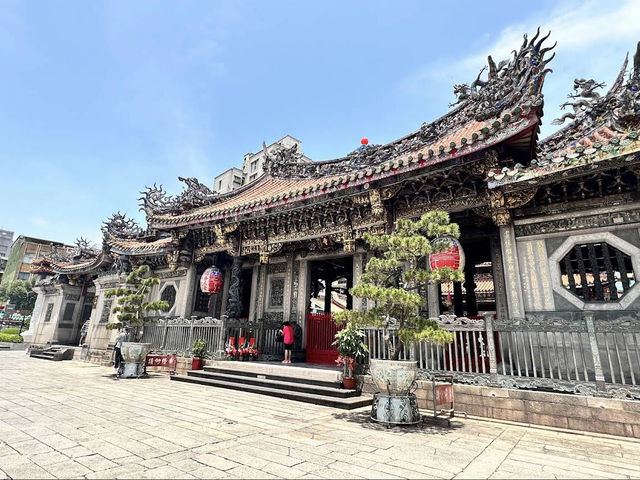 🕯️🐉 Spiritual Calm at Lungshan Temple 🌸🙏