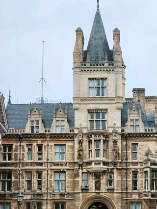 #hellohalloween
🎓 Explore Cambridge – The City of Dreams! 🌸

Cambridge shines with historic colleges, peaceful rivers, and timeless beauty. Go punting on the River Cam, admire the stunning King’s College Chapel, and soak in the city’s calm academic charm.

#travel #thingstodo #familytravel #couplestrip #staycation