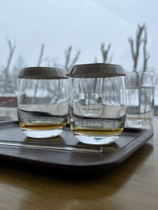 หากคุณเป็นคนรักวิสกี้ ลองแวะไปที่โรงงานวิสกี้นิกก้า ฮอกไกโด ในโยอิจิโช – โรงกลั่นโยอิจิ! ทริปนี้เน้นไปที่เมืองที่เหลือ ทิวทัศน์หิมะและโรงงานวิสกี้ มนุษยธรรมที่เข้มข้นและบรรยากาศธรรมชาติ ถือเป็นไลน์ถ่ายรูปที่พลาดไม่ได้ในฮอกไกโดฤดูหนาว! (ใกล้สถานที่ เดินทางสะดวก ไม่ต้องกังวลเรื่องการเดินทางเร่งรีบ!) จุดเด่น: เพียง 10,000 เยนก็สามารถลองวิสกี้ชั้นดีจากต่างประเทศได้ หากคุณสมัครทัวร์ท้องถิ่นฟรีล่วงหน้า ไกด์ผู้เชี่ยวชาญจะพาคุณไปทำความเข้าใจเรื่องราวของการผลิตวิสกี้ หากคุณขับรถ คุณสามารถดื่มได้แค่น้ำแอปเปิลเท่านั้น ขับรถอย่างปลอดภัย 😉

สถานที่แนะนำ: โรงงานวิสกี้นิกก้า ฮอกไกโด โรงกลั่นโยอิจิ
เมื่อคุณก้าวเข้าสู่หิมะ โรงกลั่นจะรายล้อมไปด้วยทิวทัศน์น้ำแข็งและหิมะอันเป็นเอกลักษณ์ของฤดูหนาวฮอกไกโด ปกคลุมไปด้วยหิมะ อิฐแดงสถาปัตยกรรม เต็มไปด้วยสไตล์ตะวันตก (ให้ความรู้สึกเหมือนอยู่ในเมืองยุโรป!) พิพิธภัณฑ์จะแนะนำอุปกรณ์การกลั่น กระบวนการผลิต และประวัติของแบรนด์วิสกี้อย่างละเอียด

ส่วนที่ทุกคนรอคอยที่สุดของโรงกลั่นคือช่วงชิม แฟนวิสกี้ญี่ปุ่นรู้จักวิสกี้ Yuichi อย่างแท้จริง ครั้งนี้ด้วยราคาเพียง 10,000 เยน คุณจะได้ลองวิสกี้รุ่นหายาก (บางรุ่นหาซื้อยากแม้แต่ในญี่ปุ่น) หากต้องการลองชิมแต่ไม่อยากพลาดประสบการณ์ สามารถเข้าร่วมทัวร์ท้องถิ่นฟรีของโรงกลั่นล่วงหน้าได้ เพื่อนที่ขับรถเองต้องระวังอย่าให้ขาดน้ำแอปเปิล ความปลอดภัยสำคัญที่สุด ทิปอยู่ที่ทางออก น้ำแอปเปิลบางรุ่นมีจำหน่ายเฉพาะ นอกจากนี้ยังมีโซนของที่ระลึก คุณสามารถซื้อวิสกี้หรือไวน์รุ่นลิมิเต็ดอิดิชั่นหลากหลายชนิด ของขวัญ และของใช้ส่วนตัวได้ คุ้มค่าสุดๆ!

ที่อยู่และข้อมูลธุรกิจ
- โรงงานวิสกี้ Nikka Hokkaido โรงกลั่น Yuichi
- ที่อยู่: 7-6, Kurokawa, Yoshiichi, Hokkaido, Japan 〒046-0003
- เวลาเปิดทำการ: 09:00-15:30 น. ตลอดปี
(คำแนะนำ: ควรระวังพระอาทิตย์ตกดินก่อนเวลาเมื่อมาเยี่ยมชมในฤดูหนาว ควรมาถึงในตอนเช้าเพื่อถ่ายรูป ทิวทัศน์หิมะและสถาปัตยกรรมอิฐแดงสวยงามมาก!)

เคล็ดลับรอบเมืองโยอิจิโช
โรงกลั่นมีสภาพแวดล้อมที่กว้างขวาง คุณสามารถเดินเล่นท่ามกลางหิมะในสวนด้านนอกได้ มีจุดถ่ายภาพมากมายในสวน เหมาะสำหรับผู้สูงอายุ

คำแนะนำเกี่ยวกับการเดินทาง
คุณสามารถนั่งรถไฟ JR สายหลักฮาโกดาเตะจากซัปโปโรไปยังสถานีโยชิจิได้โดยตรง และเดินจากสถานีไปยังโรงกลั่นเพียง 5 นาที ขอแนะนำว่าควรมีที่จอดรถไม่มากนักที่โรงกลั่น โปรดตรวจสอบที่จอดรถล่วงหน้า (อย่าลืมว่าอย่าดื่มแอลกอฮอล์ ให้ดื่มแต่น้ำแอปเปิลเท่านั้น!)

เคล็ดลับปฏิบัติ
1. ขอแนะนำให้จองทัวร์ฟรีล่วงหน้าบนเว็บไซต์อย่างเป็นทางการของ Nikka เวลาเป็นไปได้อย่างอิสระ
2. สวมรองเท้ากันลื่นที่ให้ความอบอุ่น หิมะในฤดูหนาวของสวนจะเปียกและลื่นกว่าปกติ
3. หลังจากเยี่ยมชมโรงกลั่นแล้ว อย่าลืมไปที่บริเวณร้านค้าเพื่อซื้อของ (ทิวทัศน์หิมะด้านนอกและพิพิธภัณฑ์หลักสวยงามมาก)
4. อย่าดื่มแอลกอฮอล์ขณะขับรถ เพื่อความปลอดภัยในการเดินทาง!

#วิสกี้ฮอกไกโด #ประสบการณ์โรงกลั่น #ภาพถ่ายหิมะ #ทริปฤดูหนาว #โยอิจิโช