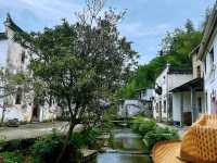 The magic of Thousand Island Lake touches the soul with its serene beauty.