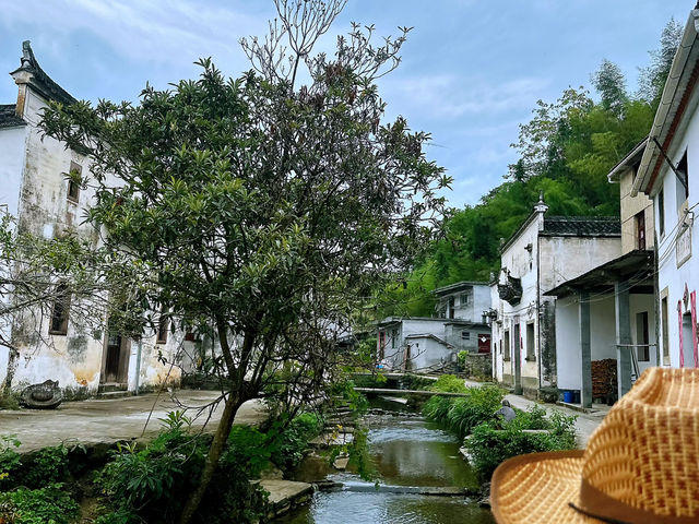 The magic of Thousand Island Lake touches the soul with its serene beauty.