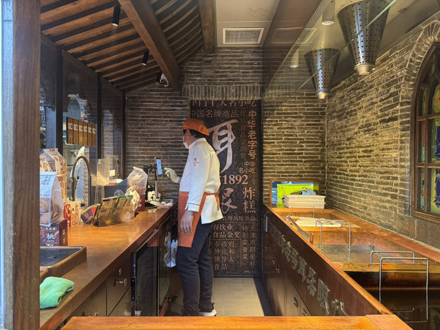 🍡 Er Duo Yan Fried Cake Shop 耳朵眼炸糕 — A Must-Try Tianjin Classic With True Old-School Flavour