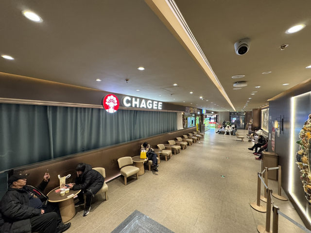 🧋 “CHAGEE (Qianmen Street) — A Refreshing Tea Stop in the Heart of Old Beijing” 🧋 “CHAGEE (Qianmen Street) — A Refreshing Tea Stop in the Heart of Old Beijing”