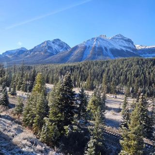 ทริปนี้จะพาคุณไปยังหุนชุน เมืองชายแดนและทัศนียภาพทางธรรมชาติอันงดงามโดยรอบ โดยเฉพาะอย่างยิ่งหลังจากที่คุณได้สัมผัสเส้นทางที่น่าทึ่งอย่าง "จากทะเลสาบหลุยส์ไปคัมลูปส์โดยรถไฟ—ความสุขอย่างแท้จริง" คุณจะยังคงรู้สึกถึงความสงบและความประทับใจในภูมิทัศน์ธรรมชาติของหุนชุน! หุนชุนตั้งอยู่บนจุดตัดของสามประเทศ มีภูเขาหิมะและธารน้ำแข็งอันงดงาม รวมถึงป่าไม้ แม่น้ำ และทะเลสาบ ภูเขาหิมะที่อยู่ไกลออกไปนั้นงดงามเป็นพิเศษภายใต้ท้องฟ้าที่แจ่มใส ทำให้คุณได้ดื่มด่ำไปกับผืนผ้าใบธรรมชาติอย่างเต็มที่ ผู้ที่ชื่นชอบกิจกรรมกลางแจ้งไม่ควรพลาดการเดินทางเพื่อเยียวยาจิตใจและ "ความสุขอย่างแท้จริง" นี้

สถานที่ท่องเที่ยวแนะนำสำหรับการท่องเที่ยวแบบช้าๆ ในหุนชุน

1. เขตทัศนียภาพฟางฉวน หุนชุน

เขตทัศนียภาพฟางฉวนเป็น "สามเหลี่ยมชายแดน" ที่ต้องไปเยือนในหุนชุน นำเสนอทัศนียภาพแบบพาโนรามาของภูมิทัศน์ธรรมชาติที่จีน รัสเซีย และเกาหลีเหนือมาบรรจบกัน แนะนำให้มาเที่ยวในวันที่อากาศแจ่มใส เพื่อชื่นชมทิวทัศน์ของภูเขาที่ปกคลุมด้วยหิมะ ป่าไม้ และทะเลสาบ อากาศสดชื่น ทำให้ได้ภาพถ่ายที่สวยงามเป็นพิเศษ ที่อยู่: หมู่บ้านฟางฉวน เมืองหุนชุน เขตปกครองตนเองเกาหลีเหยียนเปียน มณฑลจี๋หลิน

เวลาเปิดทำการ: 08:00-17:00 น.

2. เขตอนุรักษ์ธรรมชาติหุนชุนปี่หยานซาน
เขตอนุรักษ์แห่งนี้มีภูเขาที่งดงาม ป่าไม้หนาทึบ และทิวทัศน์ของยอดเขาที่ปกคลุมด้วยหิมะและเทือกเขาที่อยู่ไกลออกไป คล้ายกับเทือกเขาแอลป์ขนาดเล็ก "ทิวทัศน์ธรรมชาติกลางแจ้ง" เป็นจุดเด่นที่สุดของหุนชุน ที่ปี่หยานซาน คุณสามารถสัมผัสประสบการณ์การเดินป่าและสูดอากาศบริสุทธิ์บนภูเขาได้