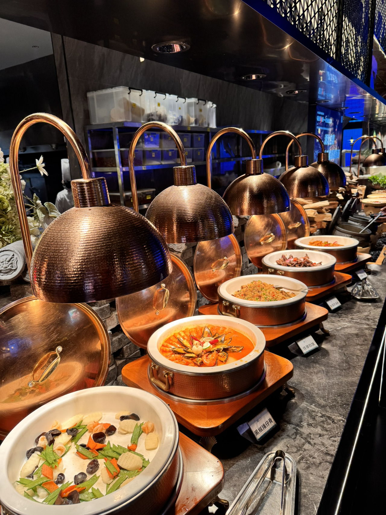 Para pecinta kuliner Chongqing, ini untuk kalian! 🦐🌃 Baru-baru ini saya mengunjungi Chongqing dan menemukan rahasia tersembunyi: prasmanan makanan laut segar di 喜庭海鲜自助 (cabang Light Ring Mall), dan ini benar-benar mengubah segalanya bagi siapa pun yang ingin menikmati kelezatan makanan laut. Sate barbekyu, daging panggang yang mendesis, dan aksi koki sepanjang malam? Tentu saja!
Tempat yang Harus Dicoba di Chongqing:
喜庭海鲜自助 (光环购物公园店)
📍 重庆市两江新区湖彩路118号附1号光环购物中心L5
🕓 Jam buka: 11:30–22:00 setiap hari
Kelenturan sebenarnya di sini adalah kesegarannya—jangan lewatkan tempat pemanggang di mana koki akan memanggang makanan laut dan daging yang ditusuk bambu hingga sempurna. Tempat ini memiliki pengaturan dalam ruangan yang bernuansa cerah, cocok untuk menikmati makan malam santai atau jalan-jalan kuliner. Tip saya: Pergilah lapar dan nikmati prasmanan segera setelah restoran dibuka untuk mendapatkan pilihan makanan laut terbaik. Jika Anda menyukai variasi, tempat ini menawarkan hidangan prasmanan sepuasnya berupa produk laut, daging, dan cita rasa barbekyu klasik Chongqing yang pasti ingin Anda abadikan (pencahayaannya juga sangat Instagramable!).
Cara Menuju Lokasi & Tips:
· Light Ring Shopping Park mudah dijangkau melalui Chongqing Metro Jalur 5 (keluar di Stasiun Hongqihegou, berjalan kaki 5 menit).
· Kualitas makanan laut terbaik di awal malam, jadi rencanakan untuk makan malam atau makan siang larut.
· Bawa WeChat Pay atau Alipay untuk pembayaran yang mudah.
Tips untuk pecinta kuliner: Untuk hidangan penutup, kunjungi kedai teh susu lokal di dalam mal—Anda akan membutuhkan sesuatu yang manis untuk menutup semuanya!
#ChongqingEats #ChinaFoodGuide #SeafoodBuffet #ChongqingFoodie #tripdotcom