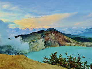 🌋 Ijen Volcano (Kawah Ijen) and Tamansari Mine: Sulfur Mining and Climbing