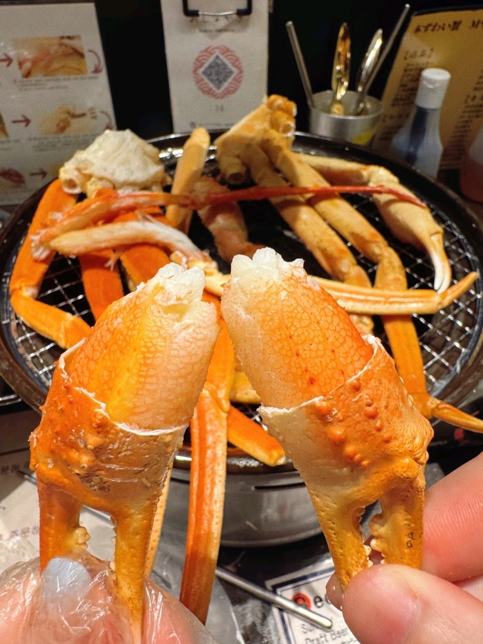 Who else gets this?! I just discovered an amazing all-you-can-eat snow crab restaurant in Ikebukuro, Tokyo
I literally couldn't be happier!! 😍

🦀 [Main Highlights]
· Unlimited snow crab legs to your heart's content‼️ A dream come true for crab lovers🎉
· Every single leg is huge and super fresh, bursting with plump meat💥
· Shelling them is super easy—just a gentle pull and you get a perfect "crab stick"👌

🔥 [Must-Try Ways to Eat]
1️⃣ Enjoy it raw
One bite and your mouth is filled with fresh sweetness. The original flavor is incredibly satisfying~
2️⃣ Charcoal-grilled
Grilling brings out an amazing aroma, and the crab meat becomes even firmer and juicier🤤
3️⃣ Paired with sushi
Order some sushi on the side—it's absolutely a match made in heaven.

💥 [Top Recommendations]
✅ Meaty, massive claws💪
Couldn't stop eating them bite after bite, and literally devoured a whole bowl!
✅ Unbeatable value
Getting your money's worth is absolutely not a problem here💰

📍 Kani Mamire TOKYO Ikebukuro Branch

Today's happiness was brought to you by snow crabs! I ate so much I had to roll myself out of there🥲
