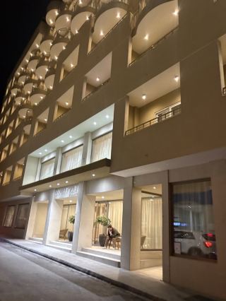 |🇲🇹馬爾他|斯利馬超値萬豪集團萬怡酒店
2026.01
馬爾他 斯利馬
Courtyard by Marriott Sliema
✔️交通便利:飯店位置很好,步行約5分鐘就能到斯利馬碼頭,不論搭船到瓦萊塔或參加海上行程都很方便。
✔️服務非常貼心:入住時雖然沒有特別告知生日,但櫃檯提前祝賀生日,隔天還準備了生日驚喜(一瓶 義大利 Famiglia Cielo Dal 1908氣泡酒與一盤巧克力),讓人非常感動。
✔️免費停車場:飯店提供 免費停車位,距離飯店步行約7分鐘。
✔️早餐豐盛:早餐種類很多,選擇豐富,整體品質很好,是一天旅程很好的開始。
‡ 整體心得:
這次來馬爾他住了三間不同飯店,這間是 最滿意的一間。
價格超值、淡季雙人房含早餐一晚不到80歐,早餐好吃、服務親切,整體住宿體驗非常舒服,很推薦!