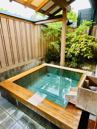 Experience a 100-Year-Old Thatched-Roof Hidden Gem in Yufuin! Hoteiya: Private Onsens, Hearthside Dining, and a Journey Back to Old Japan.