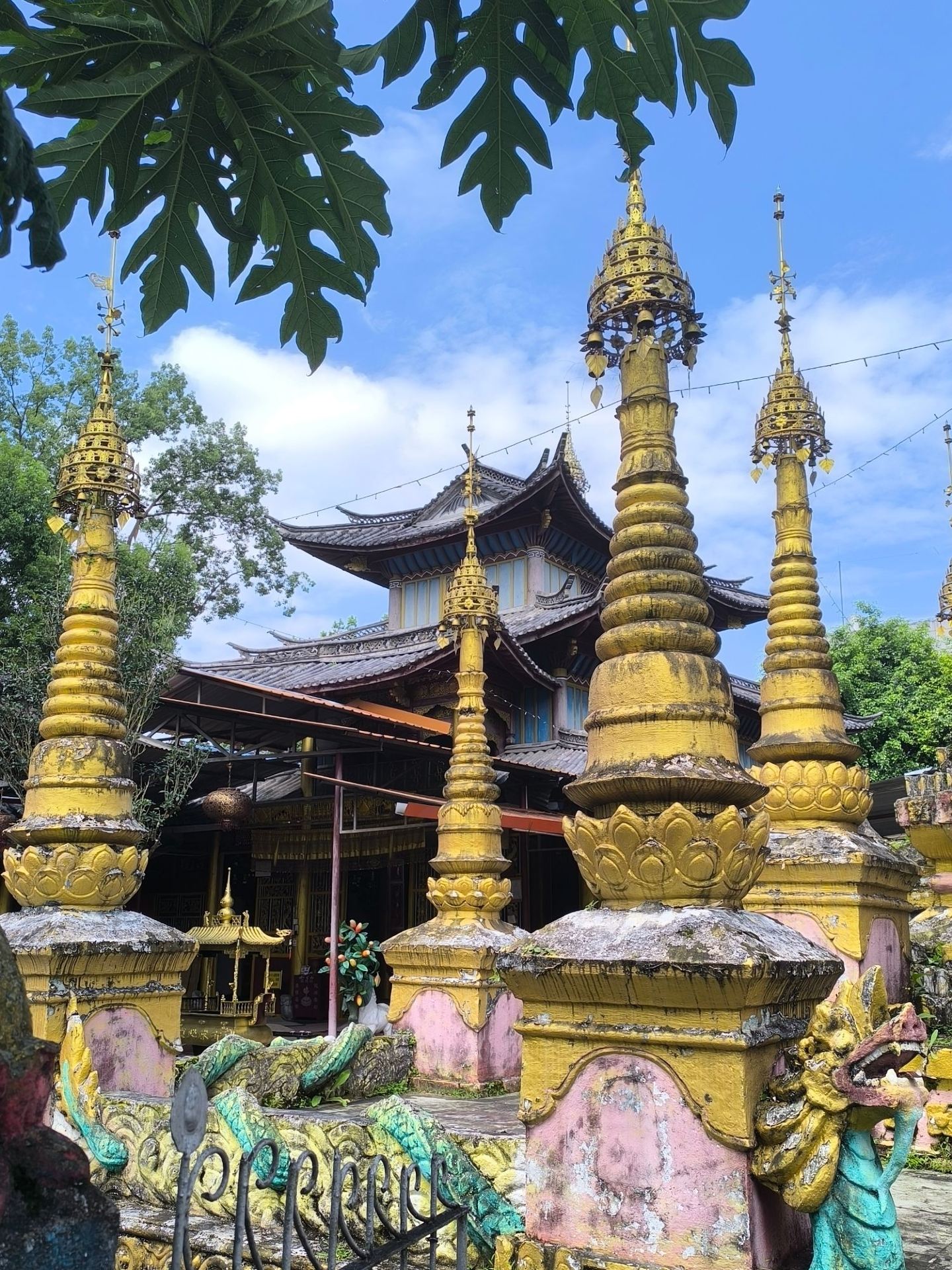 [Mangshi Historical Site Tour] Visit Foguangji Temple, a renowned Theravada Buddhist temple where the tranquility and faith associated with the Toshi (local administrator) still thrive.