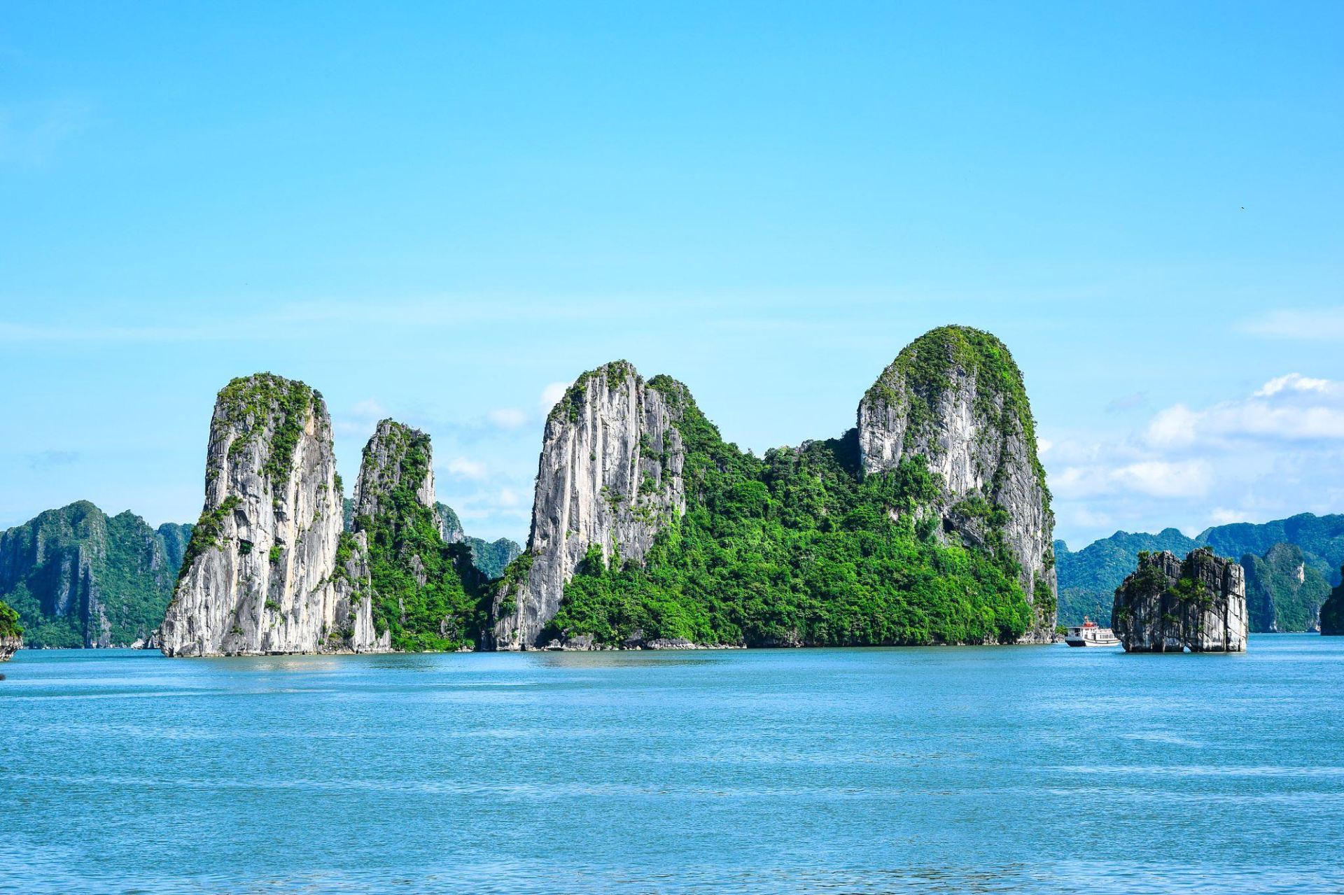 Hạ Long Bay: Limestone Karsts, Floating Villages, and Emerald Waters!