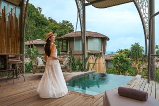 🌿 Luxurious Treehouse Villas Amidst the Nature of Koh Yao Noi

TreeHouse Villas, Koh Yao Noi, Phang Nga ✨🍃

🍃 If your dream vacation is to escape the hustle and bustle and immerse yourself in nature and tranquility, this is one destination you must experience at least once.

🛖 The first treehouse resort in Asia, boasting a unique design that seamlessly blends luxury with a peaceful atmosphere amidst lush nature, surrounded by verdant vegetation and home to various wild animals, including hornbills. The location is right by the sea and a beach stretching over 400 meters.

🛏️ We stayed in the Signature TreeHouse Villa, a highlight villa in a stylish two-story treehouse design. The ground floor features an open-air living area with a private plunge pool where you can relax while enjoying views of the sea, mountains, and even watch hornbills fly by. The upper floor has air-conditioned bedrooms surrounded by glass walls, complete with amenities, a balcony, and a small workspace. There's also a soaking tub.

✨ Activities and services here cater to all preferences:
· Relaxing/Wellness: Yoga and sound healing are available.
· Adventurous: Kayaking, stand-up paddleboarding, cycling, or take a boat trip for a picnic to nearby Koh Hong and Koh Phak Bia – guaranteed fun!

🧖♀️ Aruna Aura Spa & Wellness: A spa surrounded by nature, staffed by experts, offering a variety of spa treatments. Perfect for relaxing during the day.

👩🏻🍳 Roots Restaurant & Lounge: The resort's restaurant, offering all-day dining with a menu of Thai and international dishes, including local Southern Thai specialties using high-quality ingredients.

🛥️ Getting to the resort is very convenient. You can travel from Phuket (approximately 50 minutes) or Krabi (approximately 30 minutes) by the resort's speedboat.

This place offers more than just comfort; it provides a sophisticated experience of slowing down and enjoying life. Let us reconnect with ourselves once again.

📍 TreeHouse Villas, Koh Yao Noi, Phang Nga

#Score10 #Kanantemsib #TreeHouseVillas
#TreeHouseVillasKohYaoNoi #LuxuryResort #LuxuryTravel #KohYaoNoi #OriginalTreehouseAsia #PhangNga