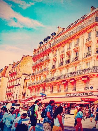 在特魯瓦木屋下舉杯 — 穿梭 Rue Émile Zola / Place Alexandre Israël 舊城酒吧睇世界盃