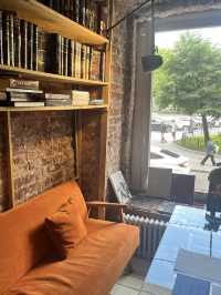 Konets Prekrasnoy Epohi -  a unique hybrid of bookstore and bar